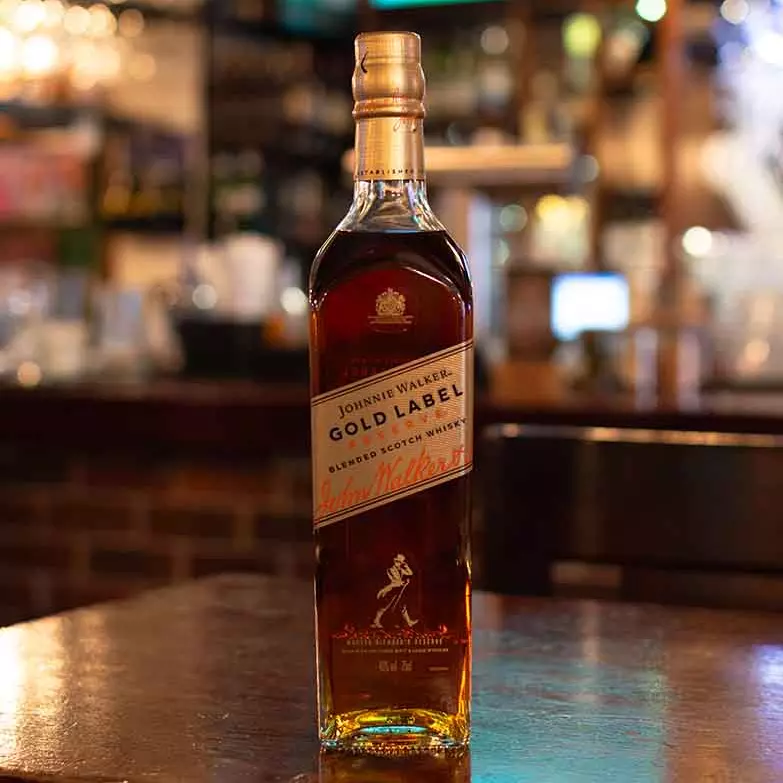 Trago de Johnnie Walker's Gold Label