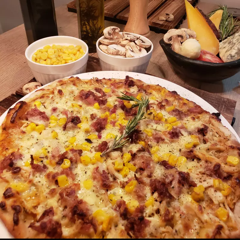 Pizza Pollo Maiz y Tocineta