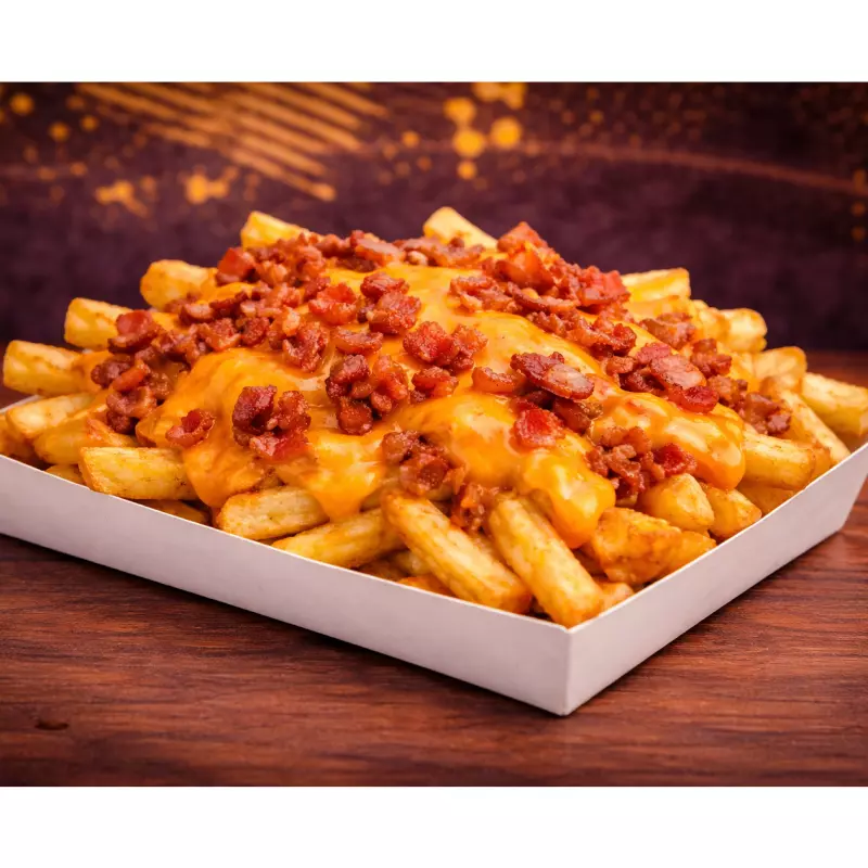 PAPAS FRITAS CON CHEDDAR Y PANCETA