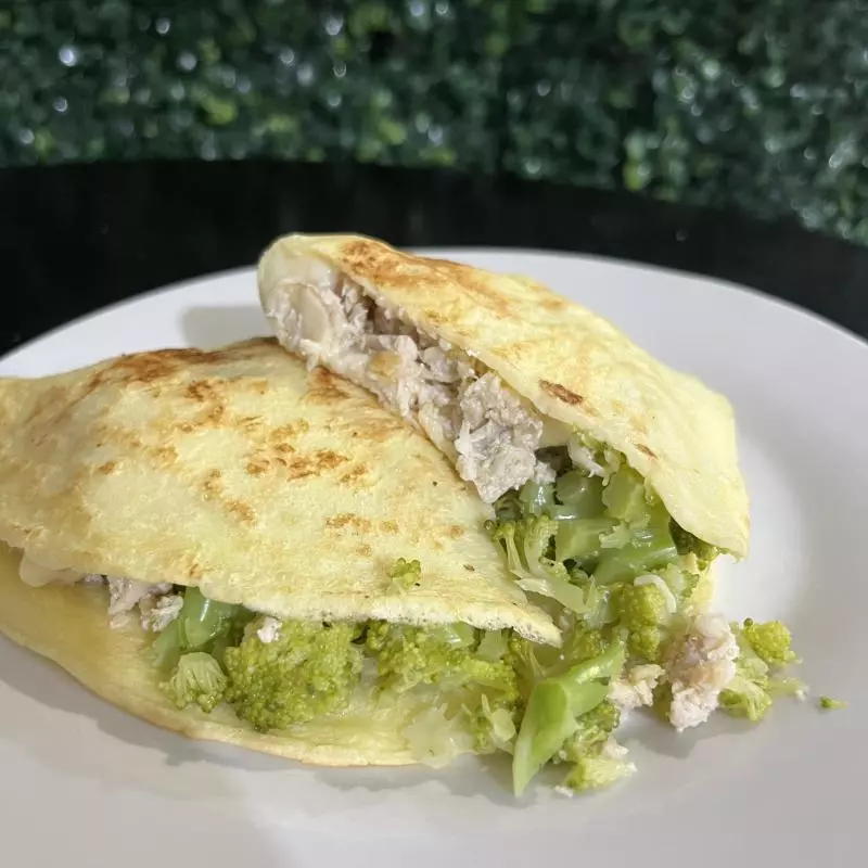 Crep. Frango, queijo e brócolis