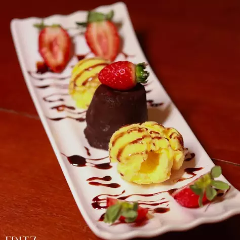 Petit gateau com 2 bolas de sorvete