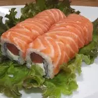 Uramaki envolto salmão uram.