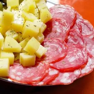 Porção de Salame com Queijo