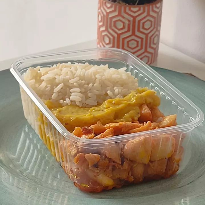 Frango em cubos com purê de banana(copy)