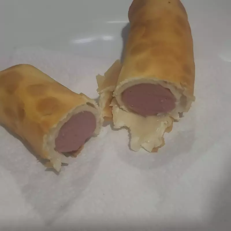 Enroladinho de salsicha req  refri