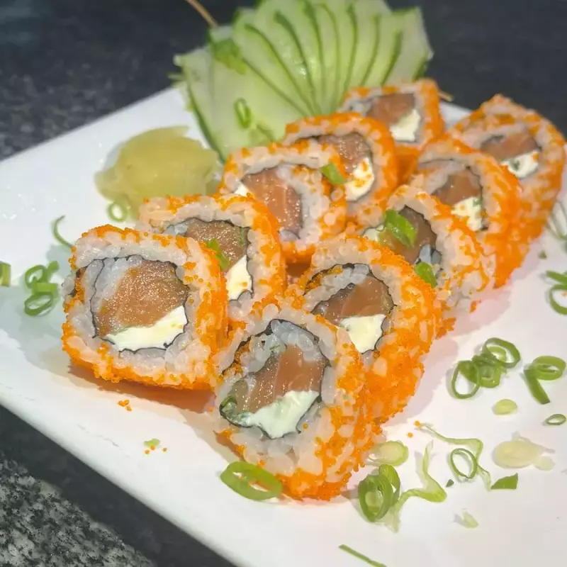 Uramaki com ovas de massago