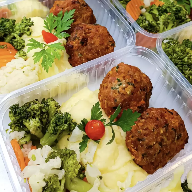 Bolinho de Carne c/ Purê e Legumes