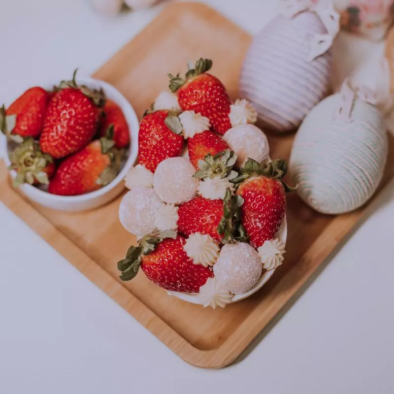 OVO NINHO COM MORANGO