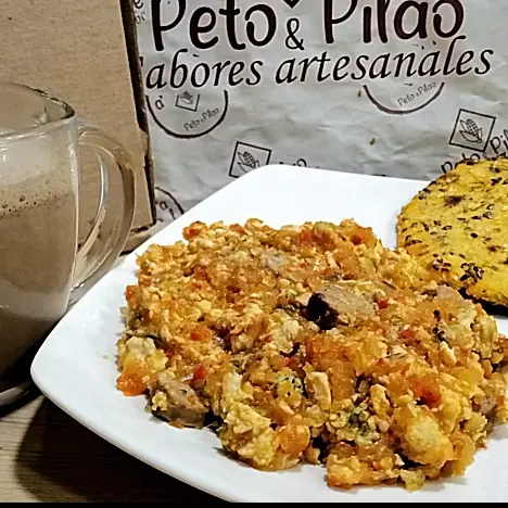 Huevos pericos en salsa con chorizo