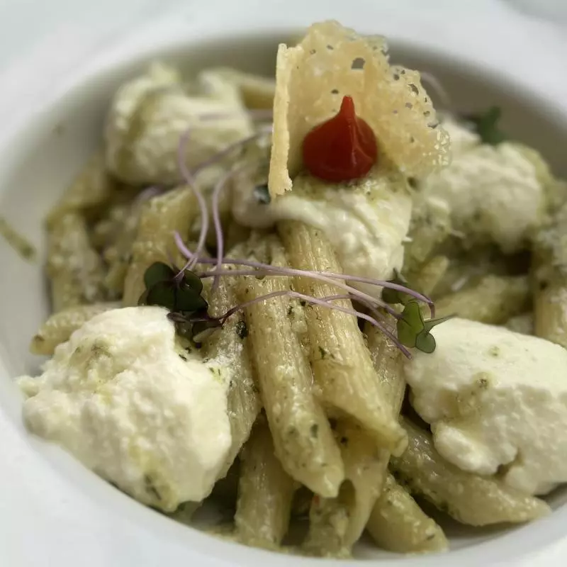 PENNE AO PESTO COM CREME DE BURRATA