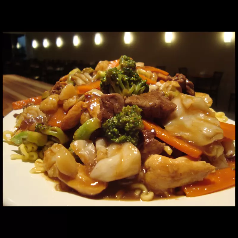 YAKISSOBA DE FILÉ MIGNON