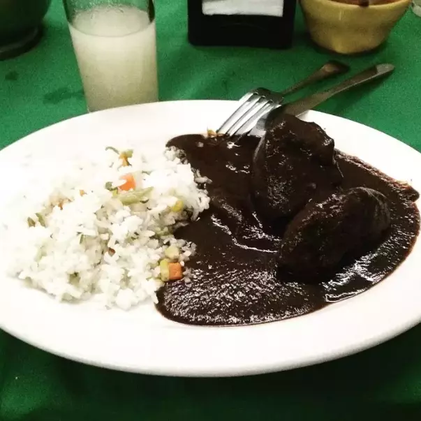 ARROZ CON MOLE NEGRO