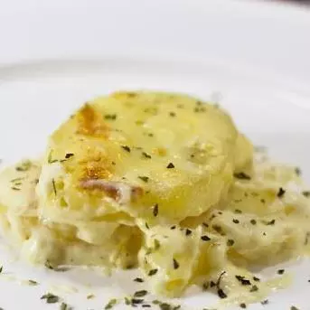 Batata cremosa e gratinada ao molho branco