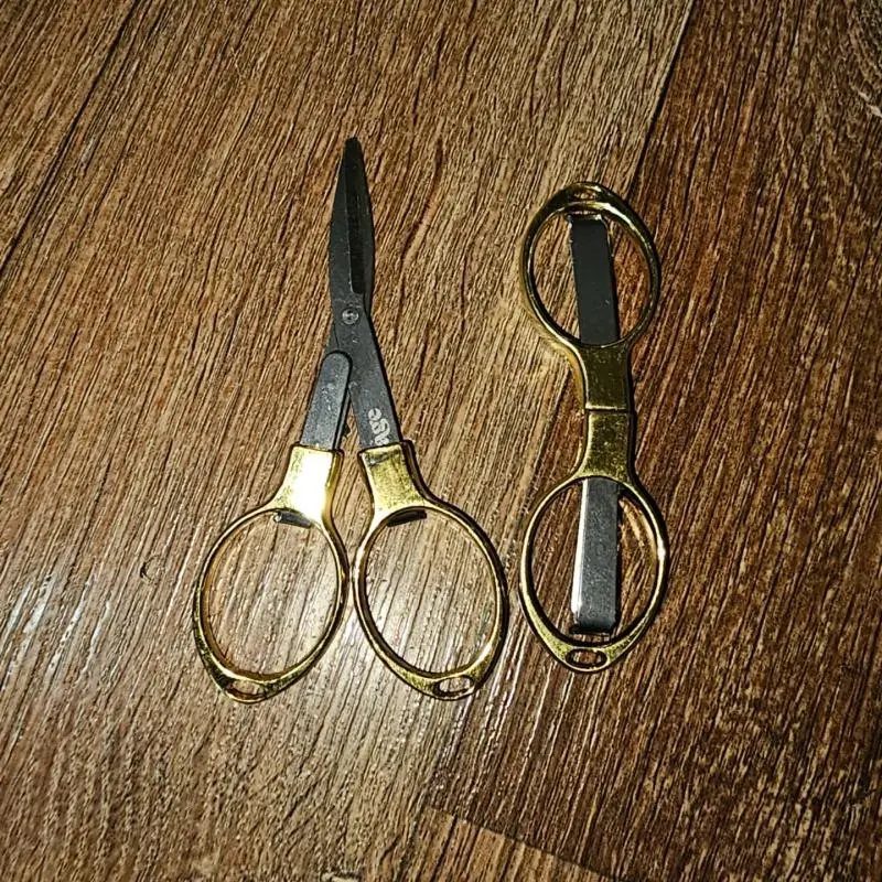Tesoura Dourada Metal Dobrável