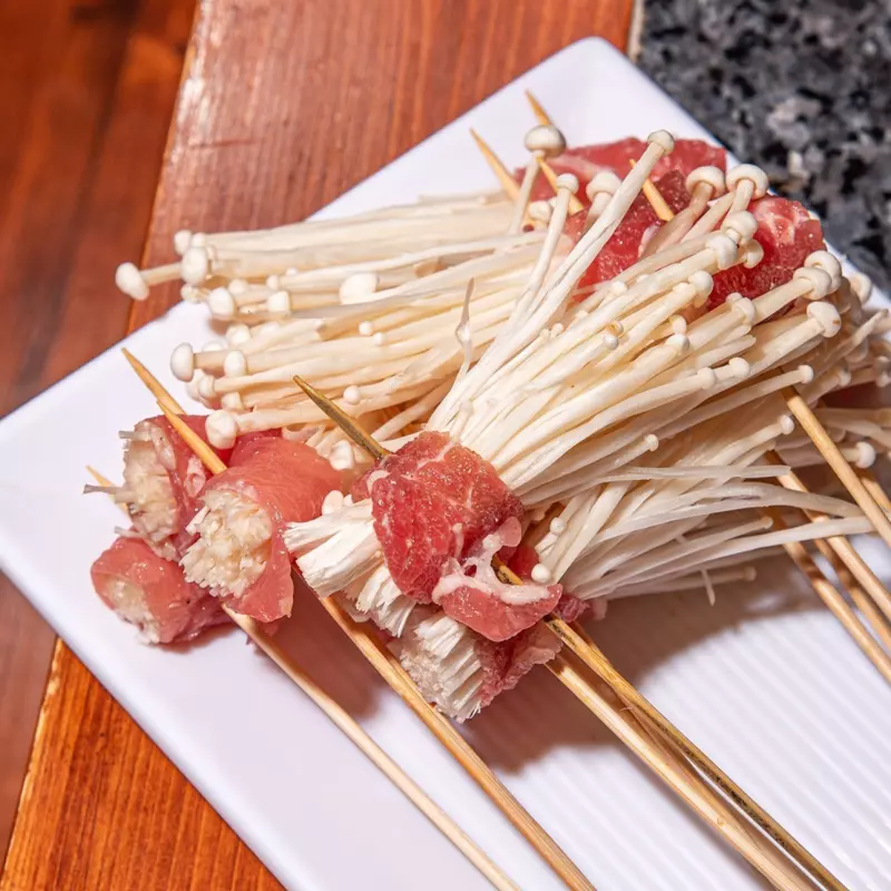 ENOKI ENOLLADO DE CARNE 金针菇牛肉串