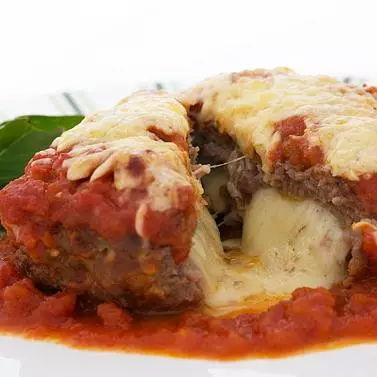 POLPETONE Á PARMEGIANA RECHEADO