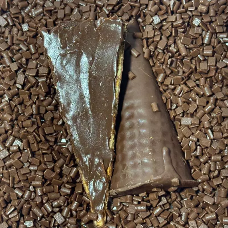 CONE DE CHOCOLATE COM BRIGADEIRO