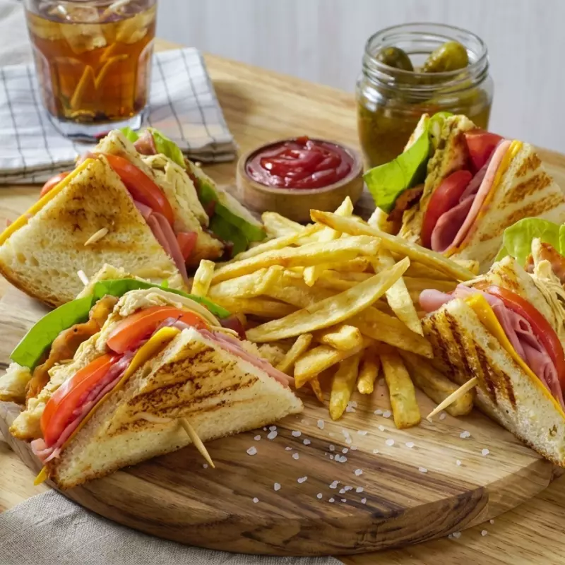 Club House con Papas Fritas