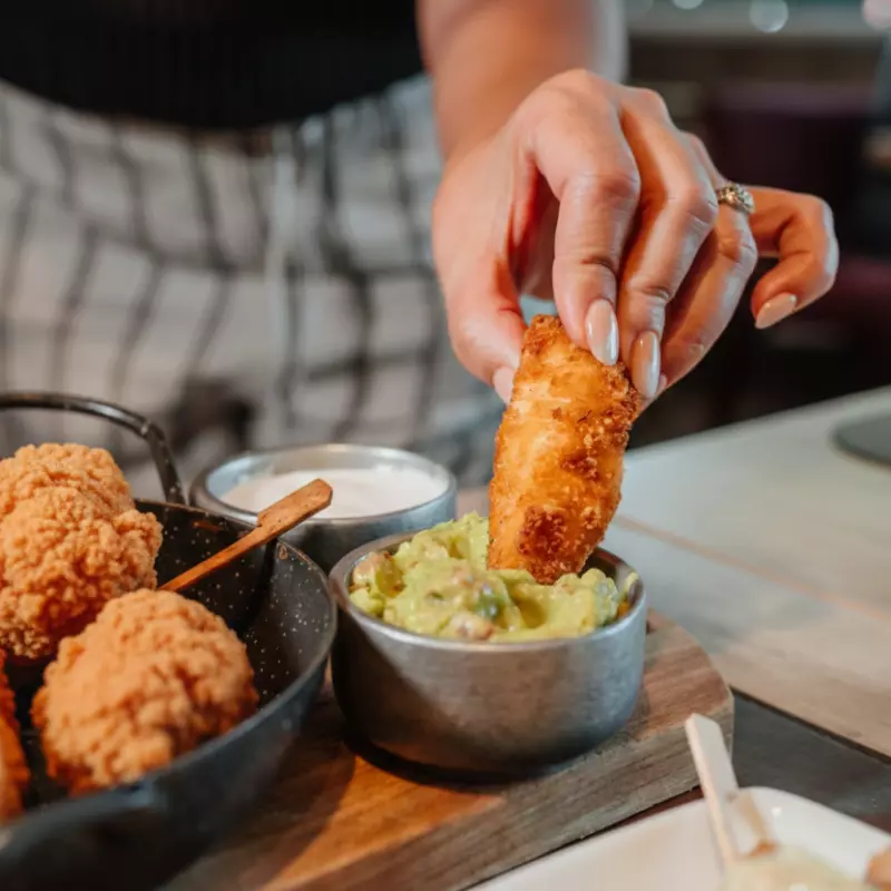 Fingers de Pollo con Guacamole