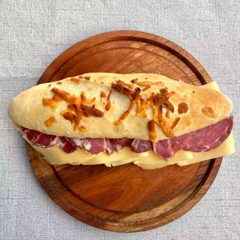 Sanguche de bondiola y queso.