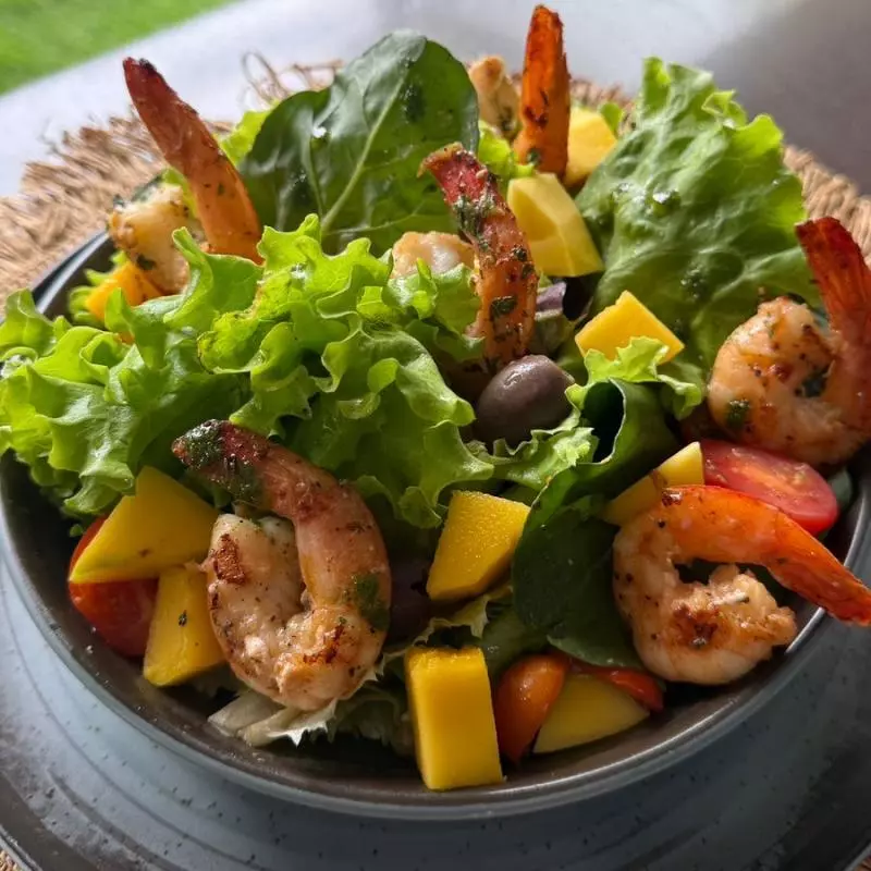 Salada de Camarão Tropical