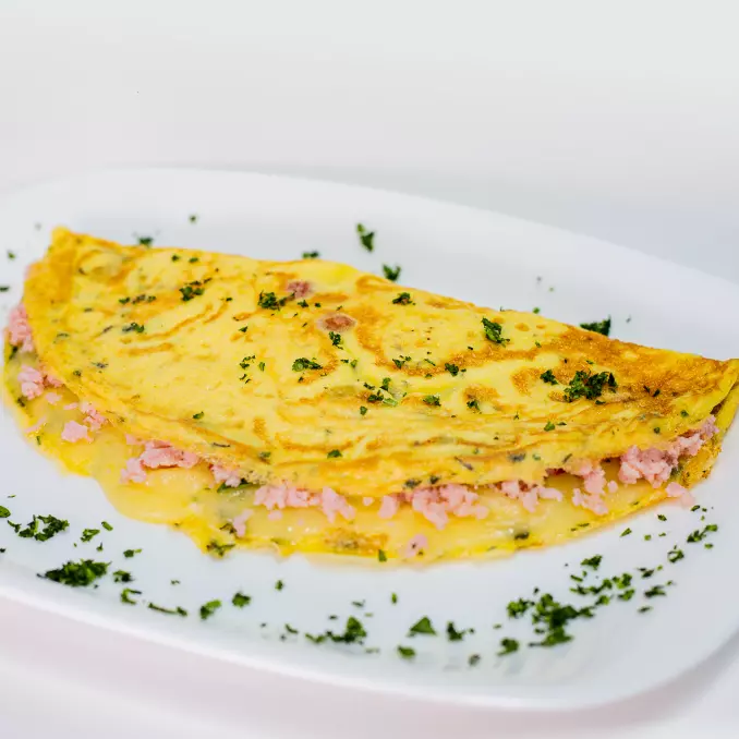 OMELETE DE PRESUNTO E QUEIJO