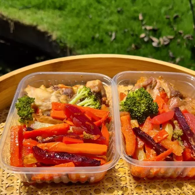 Coxa e sobrecoxa assada com legumes