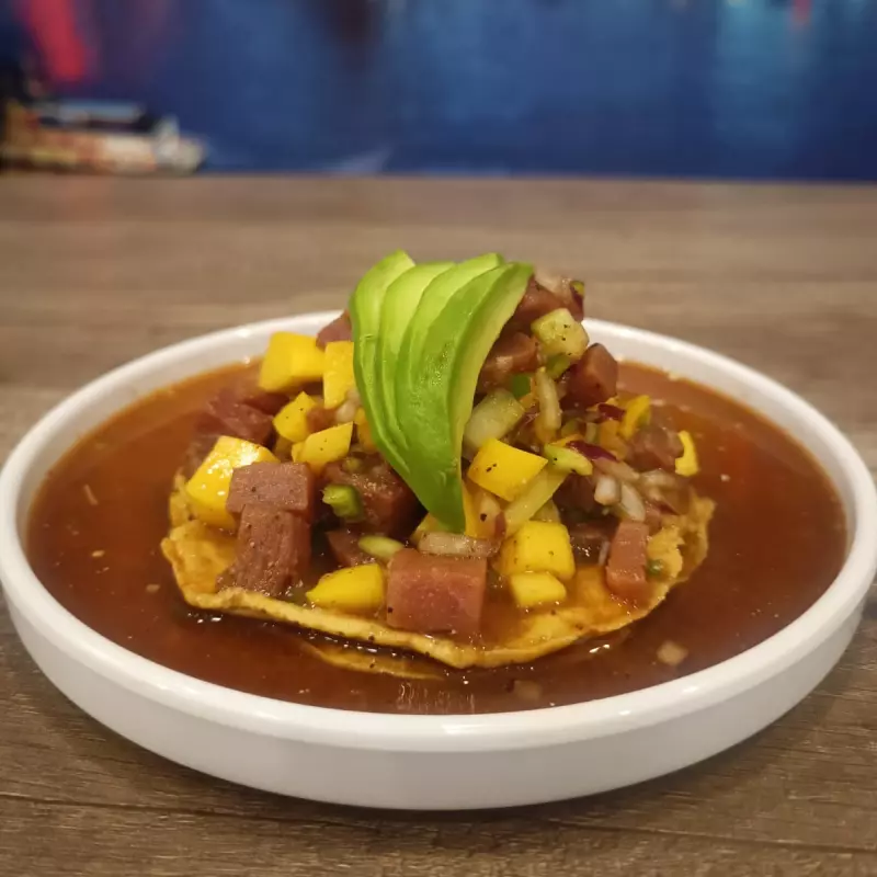 Tostada de atún con mango