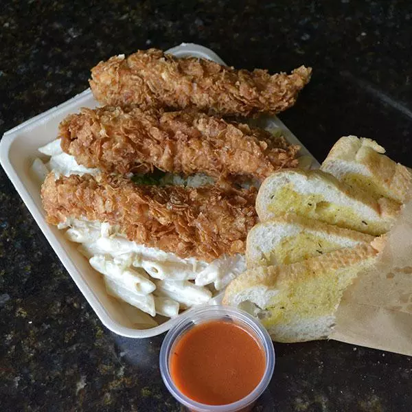 Pasta Alfredo con Tiras Crispy