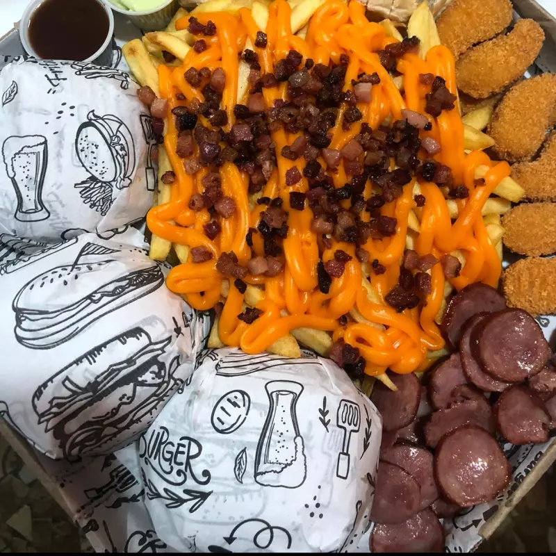 Úrsula Com 3 Hamburguer OMAR