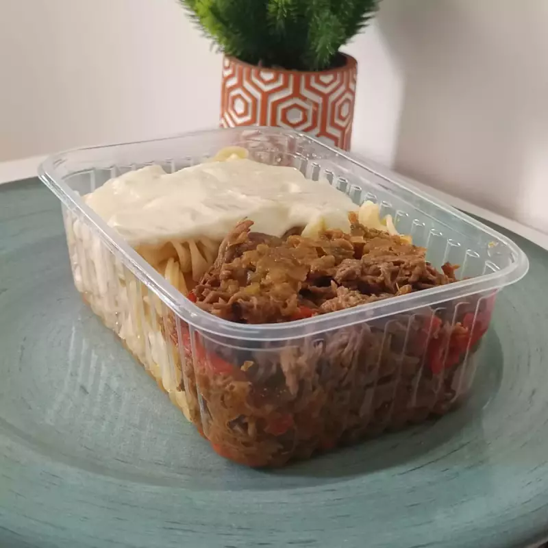 Carne Desfiada com macarrão