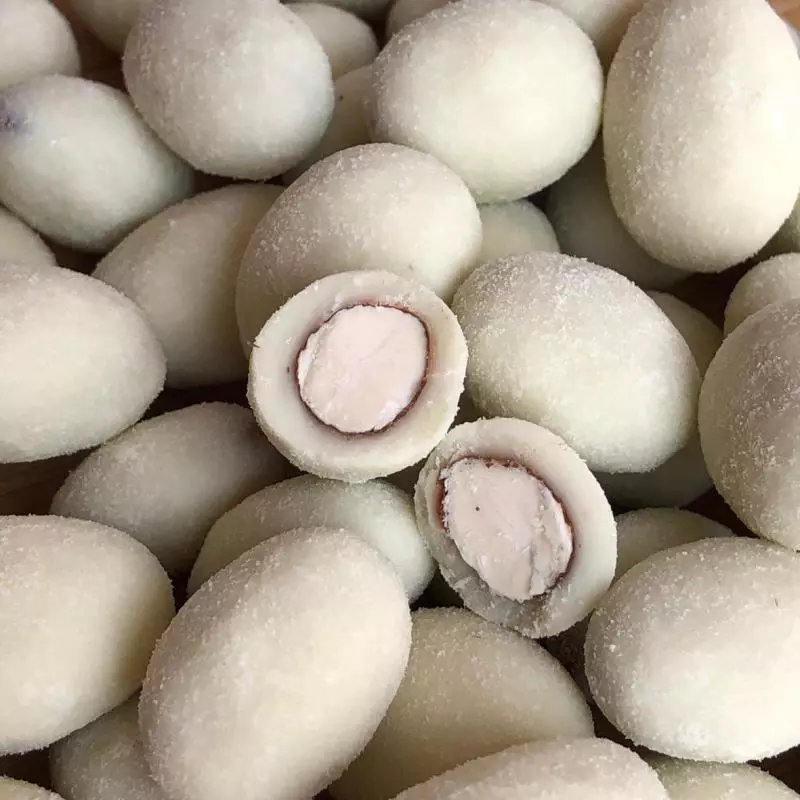 Drágeas de amêndoa com chocolate branco 100 g
