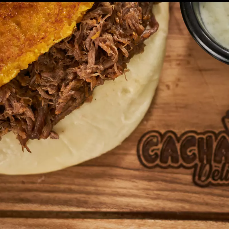 CACHAPA CON CARNE MECHADA