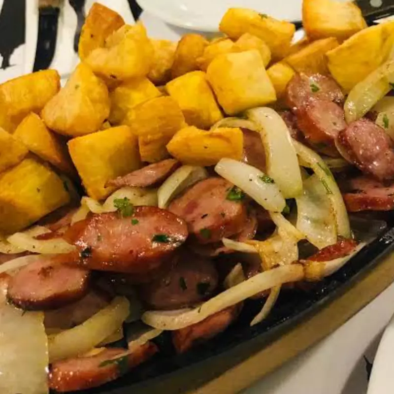 Macaxeira frita com calabresa