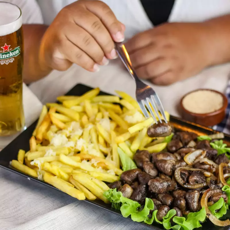 CORAÇÃO ACEBOLADO C/ FRITAS
