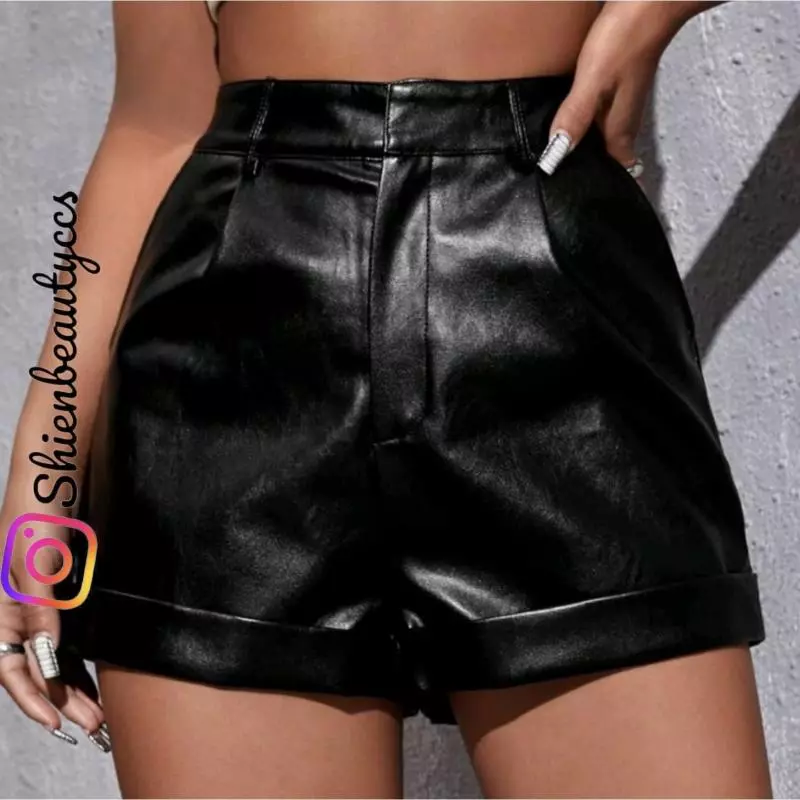 Short de cuerina