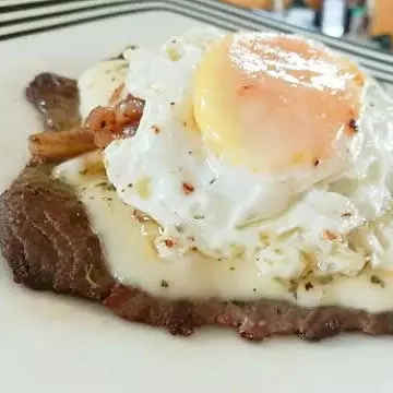 Bife a cavalo especial +Batata frita