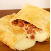 Pastel de Mussarela com Bacon