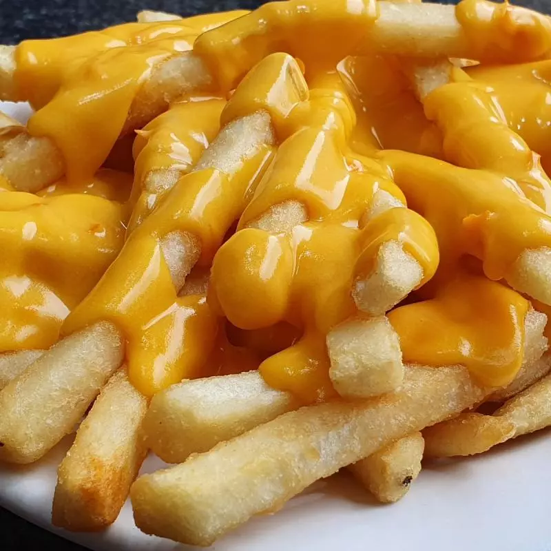 Papas a la francesa con queso cheddar