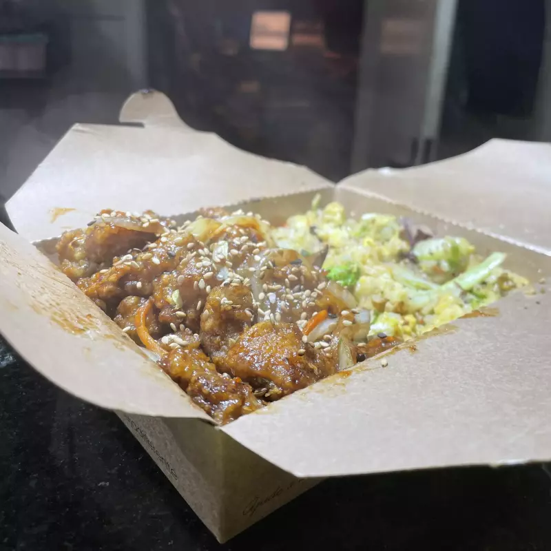 Marmita Kaze (Frango Gochujang + Yak