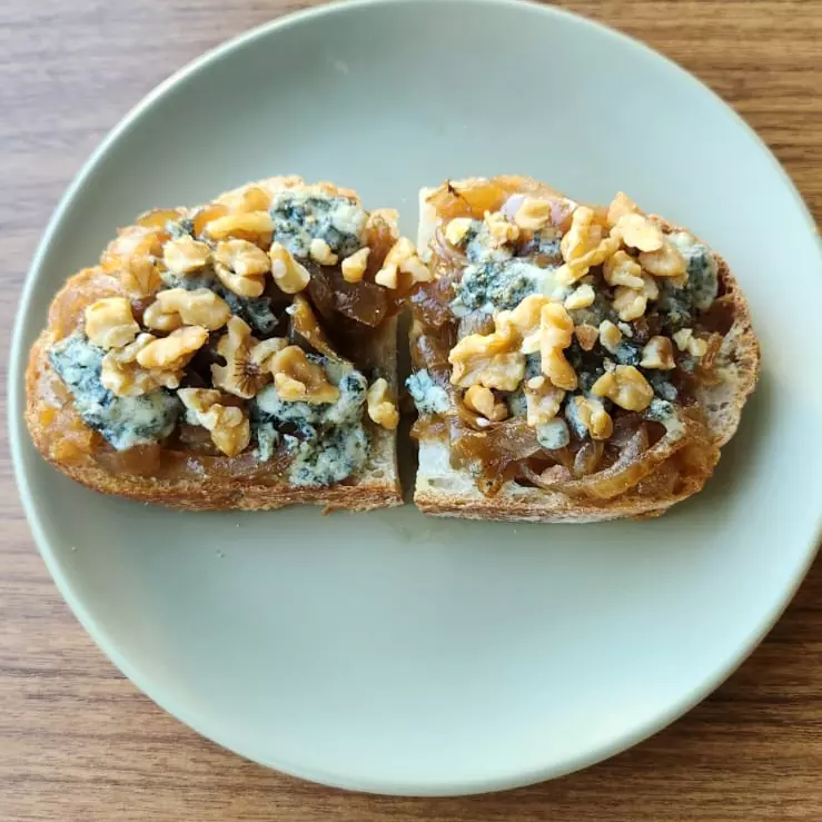 BRUSCHETTA CEBOLA, GORGONZOLA, NOZES