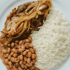 Feijão e bifes