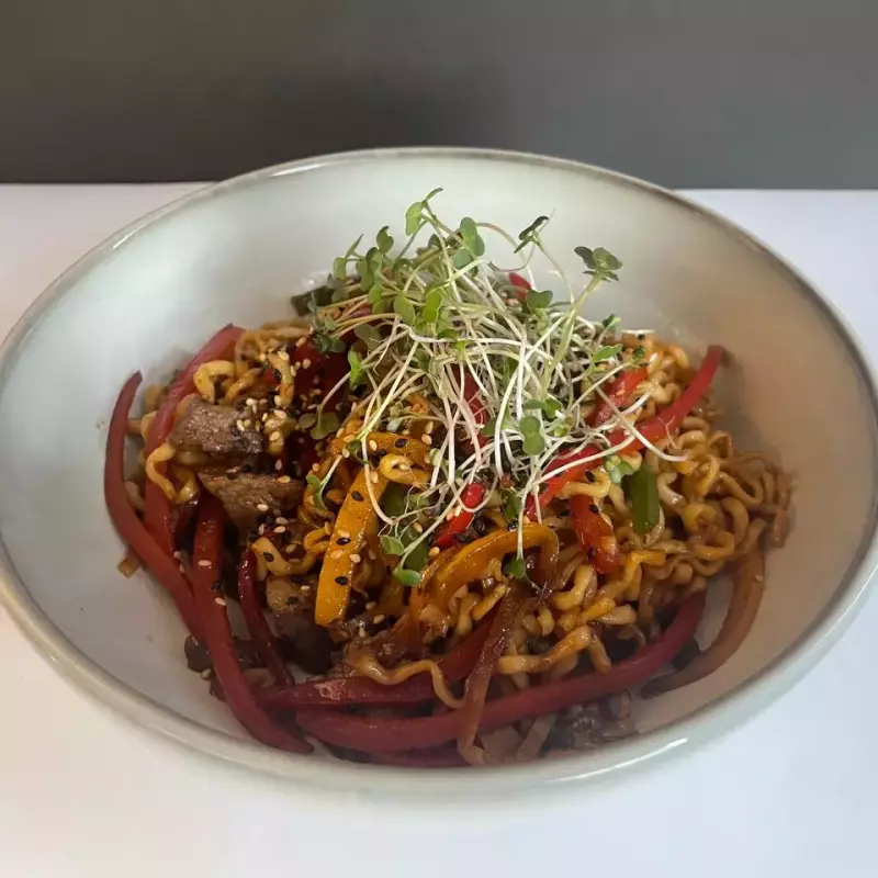 YAKISOBA CON POLLO O LOMO