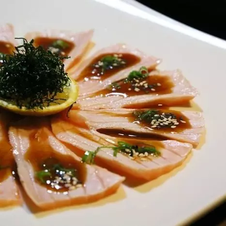 Carpaccio de salmão maçaricado