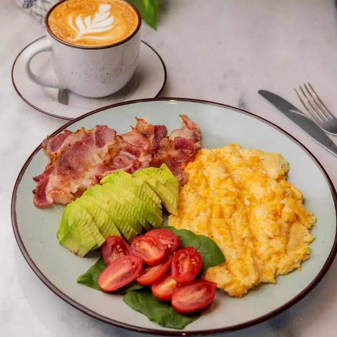 REVUELTO DE HUEVO CON TOCINO