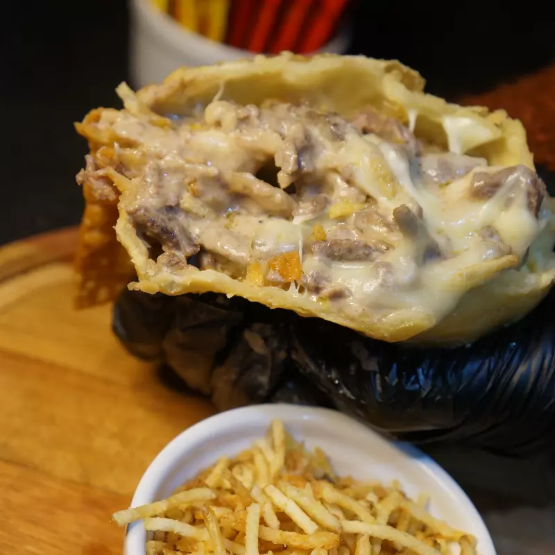 Strogonoff, batata palha e queijo