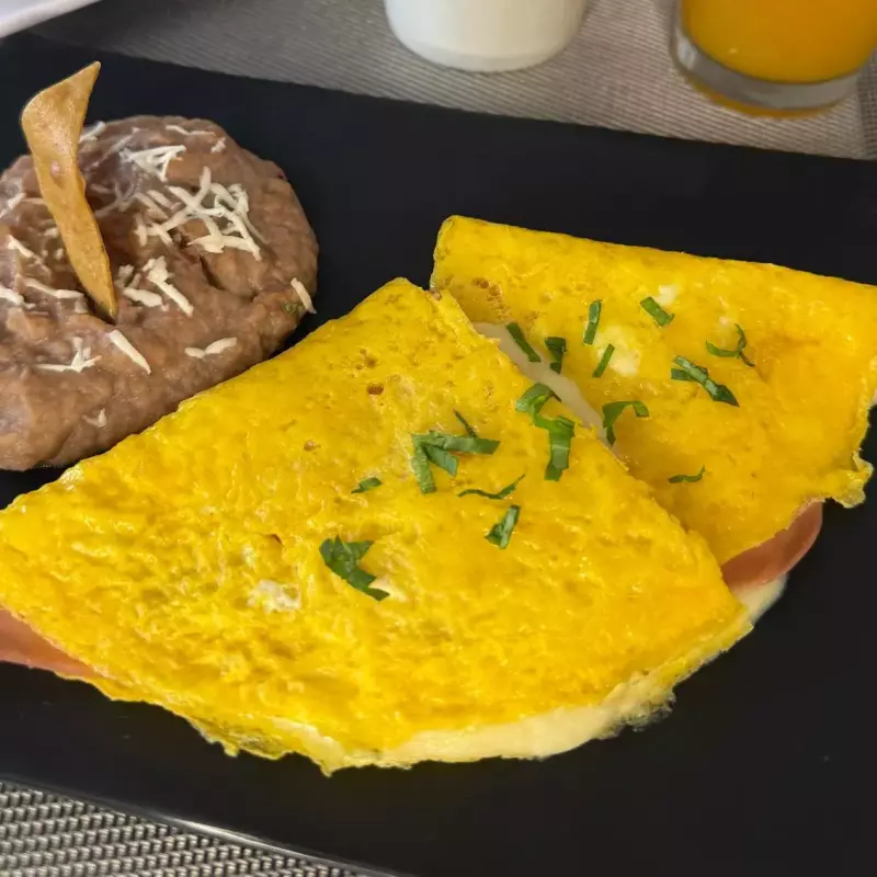 Omelette de jamón con queso