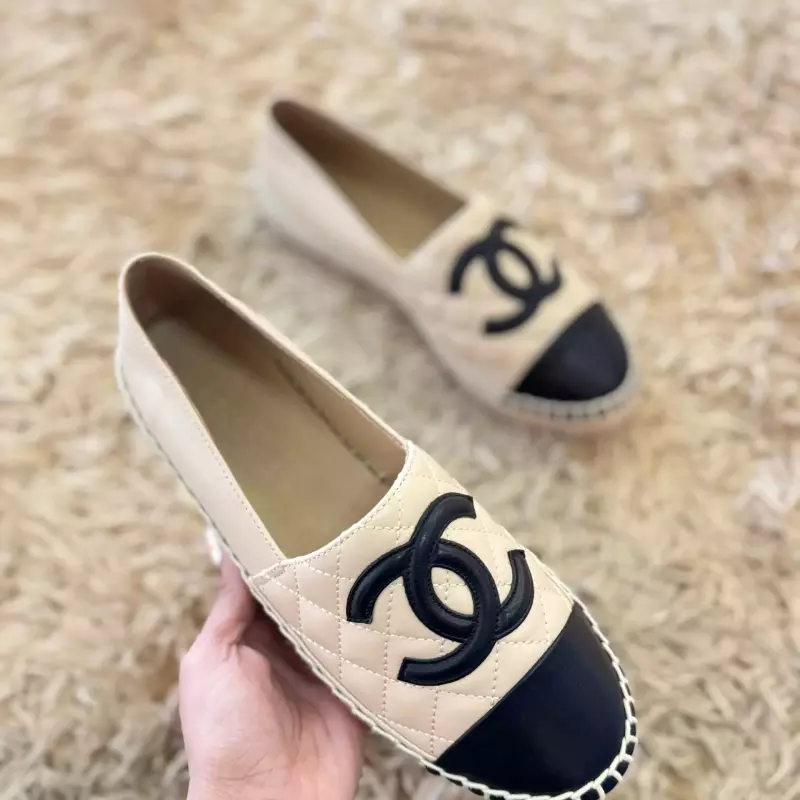 BALETA CHANEL BEIGE LOGO NEGRO
