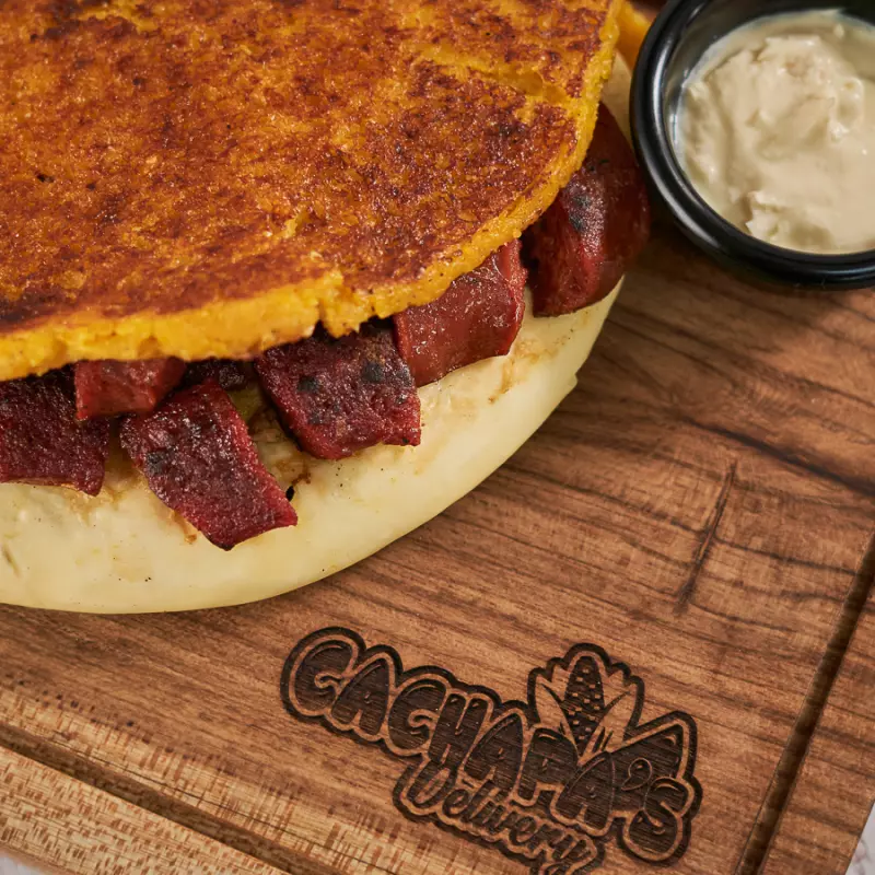 CACHAPA CON QUESO DE MANO Y CHORIZO