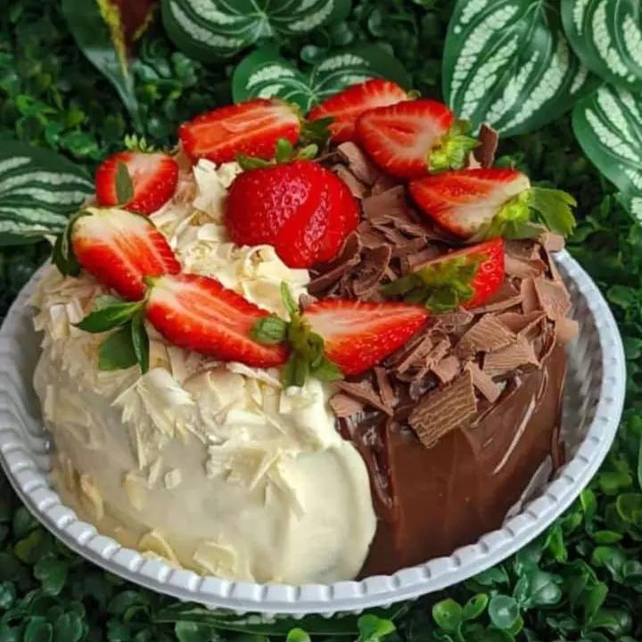 Vulcão meio a meio c/ morangos😍